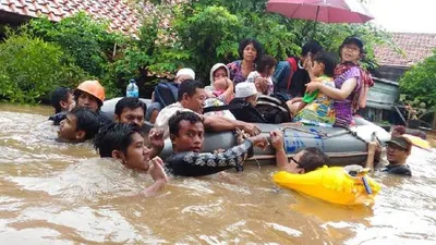Ilustrasi evakuasi warga korban banjir