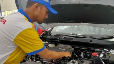 Seorang teknisi tengah menjalani praktek soal dalam Honda Skill Contest 2020 yang digelar PT Honda Prospect Motor (HPM) [Dok PT HPM].