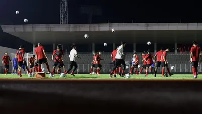 Sejumlah pesepak bola tim nasional Indonesia berlatih di Stadion Madya, kompleks Gelora Bung karno (GBK), Senayan, Jakarta, Jumat (14/2). [Suara.com/Angga Budhiyanto]