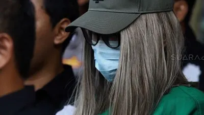 Lucinta Luna dihadirkan sebagai tersangka saat pengungkapan perkara jenis narkotika dan psikotropika di Polres Metro Jakarta Barat, Rabu (12/2).[Suara.com/Angga Budhiyanto]
