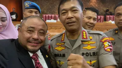 Anggota Komisi III DPR dari Fraksi PKS, Aboebakar Alhabsyi salam komando bersama Kapolri Jenderal Idham Azis(@2020 dok pribadi)