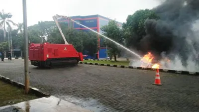 Uji coba robot pemadam kebakaran dilakukan Suku Dinas Penanggulangan Kebakaran dan Penyelamatan (Sudin Gulkarmat) Jakarta Timur di halaman kantor Pusdiklat Gulkarmat, kawasan Ciracas. (Beritajakarta.id/Nurito)