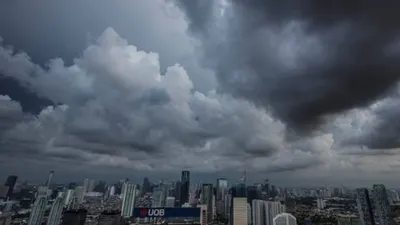 Awan tebal menyelimuti Jakarta. (Media Indonesia/Ramdani)