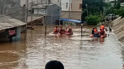 Banjir merendam Kawasan Cipinang Melayu, Jakarta Timur, Rabu (1/1/2020). (Suara.com/Yosea Arga Pramudita)