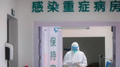 Seorang pekerja kesehatan di Departemen Penyakit Menular di Rumah Sakit Union Wuhan (Xiao Yijiu/Xinhua, via Associated Press) (