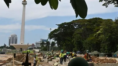 Sejumlah buruh mengerjakan pembangunan Plaza Selatan Monumen Nasional (Monas) di Jakarta, Rabu (22/1/2020). (Antara)