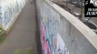 Tangkapan layar dari rekaman CCTV saat pelaku
