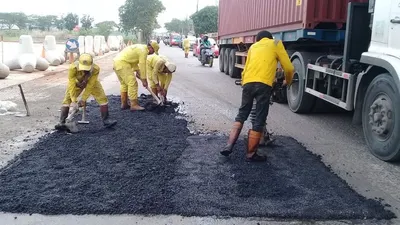Kegiatan perbaikan jalan oleh Sudin Bina Marga Jakarta Utara. (utara.jakarta.go.id)