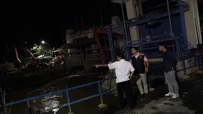 Gubernur Anies Baswedan meninjau Pintu Air Manggarai, Jakarta Selatan, yang sudah masuk status Siaga 4 pada Jumat malam (3/1/2020). (Facebook Anies Baswedan)