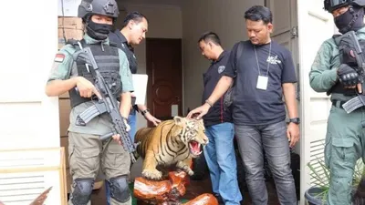 Anggota Satreskrim Polres Jaksel menyita hewan langka yang diawetkan dari rumah tersangka AM (Antara/Laily Rahmawaty)