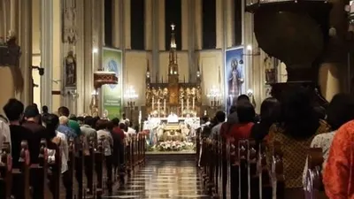 Jemaat mengikuti misa di Gereja Katedral Jakarta (Antara/Dyah Dwi)