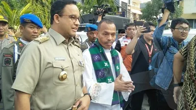 Gubernur Anies Baswedan disambut Pimpinan Gereja Paroki Santo Kristoforus Romo Servi Fangohoei (Ayojakarta.com/Aprilia Rahapit)