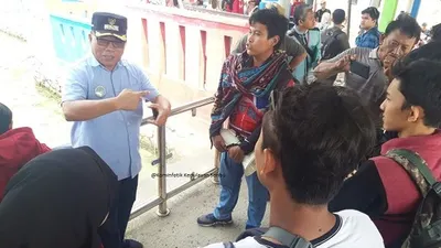 Bupati Kepulauan Seribu Husein Murad berdialog dengan wisatawan di Dermaga Utama Pulau Tidung (pulauseribu.jakarta.go.id)