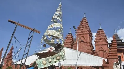Pohon Natal setinggi 11 meter terbuat dari anyaman daun lontar di Gereja Katedral Paroki Roh Kudus Renon menyambut Hari Raya Natal 2019 di Bali (Bali Express/Agung Bayu)