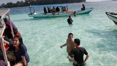 Ilustrasi wisatawan di Kepulauan Seribu (Kompas/Priyombodo)