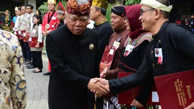 Menteri PUPR Basuki Hadimuljono menyalami penerima penghargaan saat Hari Bakti PU ke-74 (Humas PUPR)