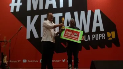Reinold Lawalata menerima hadiah usai menjuarai kompetisi Stand Up Komedi #MATIKETAWA ala PUPR dengan hadiah sebesar Rp 20 juta (Ayojakarta.com/Lopi Kasim