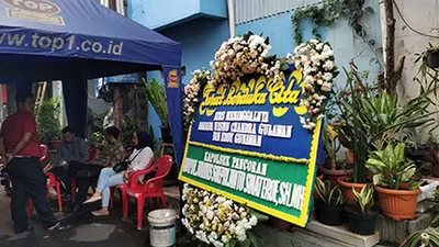 Karangan bunga di depan rumah Wisnu Chandra (18), salah satu korban tabrak lari saat mengendarai skuter listrik/Ayojakarta.com-Dhika Noor Alam