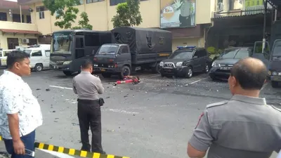 Foto yang viral di aplikasi WhatsApp menunjukkan lokasi kejadian bom bunuh diri di Markas Polrestabes Medan, Sumatera Utara pada pagi ini