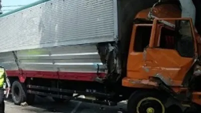 Diduga Rem Blong, Truk Kontainer Seruduk Mobil Rombongan Pengantin di Cianjur