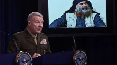 Komandan Komando Pusat AS Jenderal Marinir Kenneth McKenzie berbicara dengan latar belakang foto Abu Bakr Al-Baghdadi/AFP