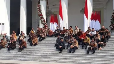 Presiden Jokowi memperkenalkan satu per satu para calon menteri dan pejabat setingkat menteri yang akan menjadi pembantunya selama lima tahun ke depan di Kabinet Indonesia Maju. Pengumuman dilakukan dalam suasana santai di tangga Istana Presiden, Jakarta, Rabu pagi (23/10/2019)/Suara.com (Achmad Fauzi)
