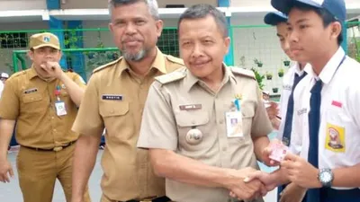 Penyerahan KIA oleh Sudin Dukcapil Jakbar di SMPN 69/barat.jakarta.go.id