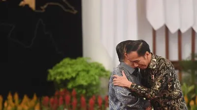 Presiden Joko Widodo berpelukan dengan Wakil Presiden Jusuf Kalla dalam acara silaturahmi kabinet kerja di Istana Negara, Jakarta, Jumat (18/10/2019)/Antara Foto