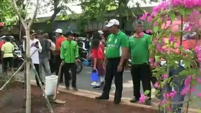 Warga bersama jemaat Gereja Katolik Kudus Rawamangun gotong royong menanam pohon/timur.jakarta.go.id
