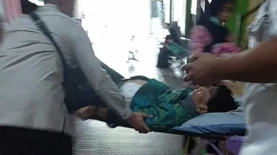 Menko Polhukam, Wiranto saat ditandu akibat kena dua luka tusukan dalam pada bagian perut/Media Sosial