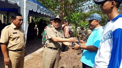 Penanaman bibit mangrove di Pulau Tidung Kecil/pulauseribu.jakarta.go.id