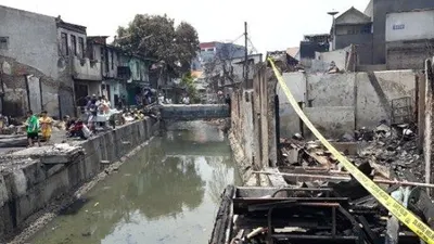 Rumah di RT 004 RW 07 Nomor 42, Kelurahan Maphar yang menjadi sumber kebakaran dipasang garis polisi/Tribun