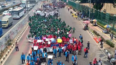Sekitar belasan ribu mahasiswa berdatangan ke depan gerbang Kompleks Parlemen, Senayan, Jakarta, Selasa ssiang (24/9/2019)/Ayojakarta.com