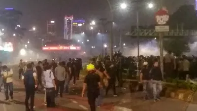 Bentrokan pelajar dan polisi di dalam Jalan Tol Dalam Kota/Ayojakarta.com