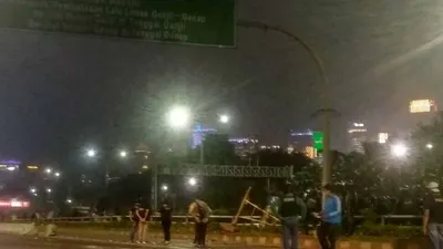 Pelajar dan polisi bentrok di Jalan Tol Dalam Kota/ Ayojakarta.com