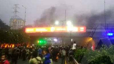 Suasana kerusuhan antara mahasiwa dan aparat kepolisian dalam demonstrasi di kawasan Senayan, Jakarta Pusat, Selasa sore (24/9/2019)/Ayojakarta.com