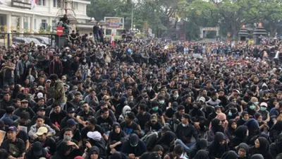 Ribuan mahasiswa yang melakukan demonstrasi di depan Gedung Dewan Perwakilan Rakyat Daerah (DPRD) Kota Malang, Senin, (23/9/2019)/Antaranews
