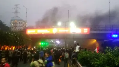 Suasana kerusuhan antara mahasiwa dan aparat kepolisian dalam demonstrasi di kawasan Senayan, Jakarta Pusat, Selasa sore (24/9/2019)/Ayojakarta.com