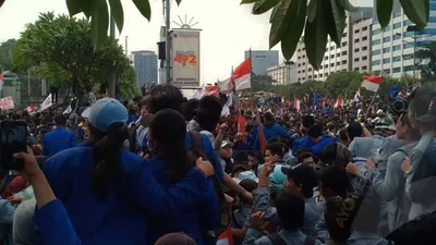 Ricuh di Depan Gedung DPR, Dua Polisi dan Dua Mahasiswa Terluka