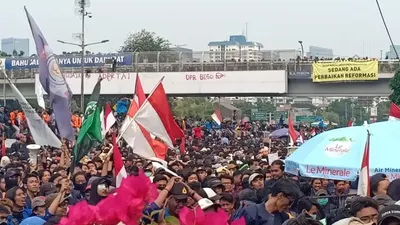 Massa mahasiswa terus bertambah banyak di depan Gedung DPR, Senayan, Jakarta Pusat, Selasa sore (24/9/2019) Ayojakarta.com