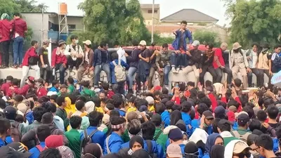 Ribuan mahasiswa yang berdemonstrasi di depan Gedung DPR atau Jalan Gatot Subroto, Senayan, Jakarta Pusat, mulai merengsek ke jalur tol dalam kota/Ayojakarta.com