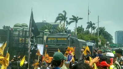 Mobil AWC dan barikade kepolisian bersiaga di depan gerbang utama Kompleks MPR/DPR/DPD RI, Selasa siang (24/9/2019)/Ayojakarta.com
