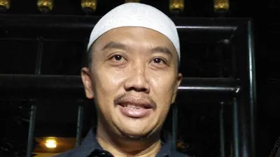 Menpora Imam Nahrawi memberi penjelasan setelah ditetapkan sebagai tersangka oleh KPK, Rabu malam (18/9/2019)/Ayojakarta.com