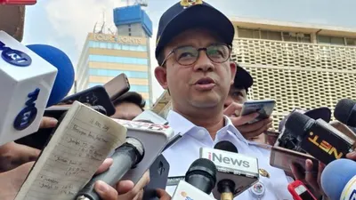Gubernur DKI Jakarta Anies Baswedan di sela peninjauan kegiatan bersih-bersih di area Badan Pengawas Pemilihan Umum (Bawaslu), Jakarta, Kamis (23/5/2019) /Antaranews