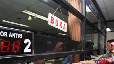 Pengampunan Denda Pajak Kendaraan Warga melakukan membayar pajak kendaraan di Kantor Samsat Polda Metro Jaya, Jakarta, Senin (31/7/2017)/Antaranews