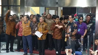 Tiga pimpinan KPK, Saut Situmorang, Agus Rahardjo dan Laode M. Syarif, menggelar konferensi pers yang intinya mengembalikan mandat pengelolaan KPK kepada Presiden Jokowi, Jumat malam (13/9/2019)/Liputan6