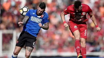 Pesepak bola Persija Jakarta Marko Simic (kanan) berusaha menyundul bola dengan dihadang pesepak bola PSM Makassar Aaron Michael Evans (kiri) dalam pertandingan Final Piala Indonesia 2018-2019 leg pertama di Stadion Utama Gelora Bung Karno (GBK), Senayan, Jakarta, Minggu (21/7/2019). (ANTARA FOTO/M Risyal Hidayat/foc)