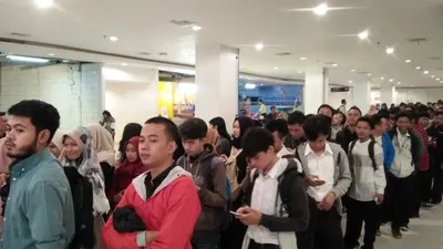 Para pencari kerja mengantri di Bursa Kerja Expo Bogor. (ayobogor.com/Husnul Khatimah)