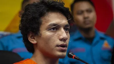Aktor Jefri Nichol menyampaikan keterangan pers saat rilis kasus narkoba di Polres Metro Jakarta Selatan, Jakarta, Rabu (24/7/2019). Aktor Jefri Nichol ditangkap polisi atas dugaan kepemilikan narkotika dengan barang bukti ganja seberat 6,01 gram. (ANTARA)