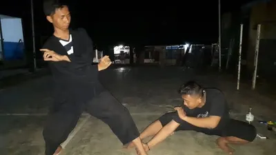 Dua pesilat dari aliran Sepak Goreng Asem berlatih silat. (Antara)